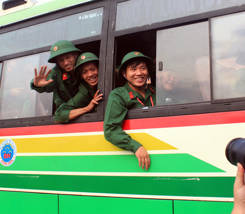 Nụ cười vui vẻ của chiến sỹ trẻ đi "tòng quân" - 6