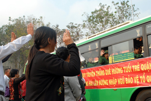 Nụ cười vui vẻ của chiến sỹ trẻ đi "tòng quân" - 7