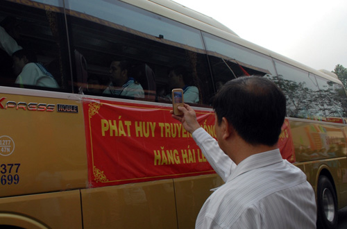 Nụ cười vui vẻ của chiến sỹ trẻ đi "tòng quân" - 8