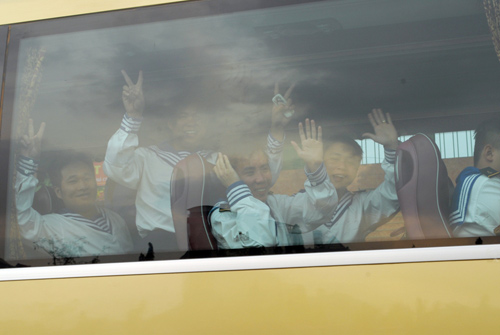 Nụ cười vui vẻ của chiến sỹ trẻ đi "tòng quân" - 5