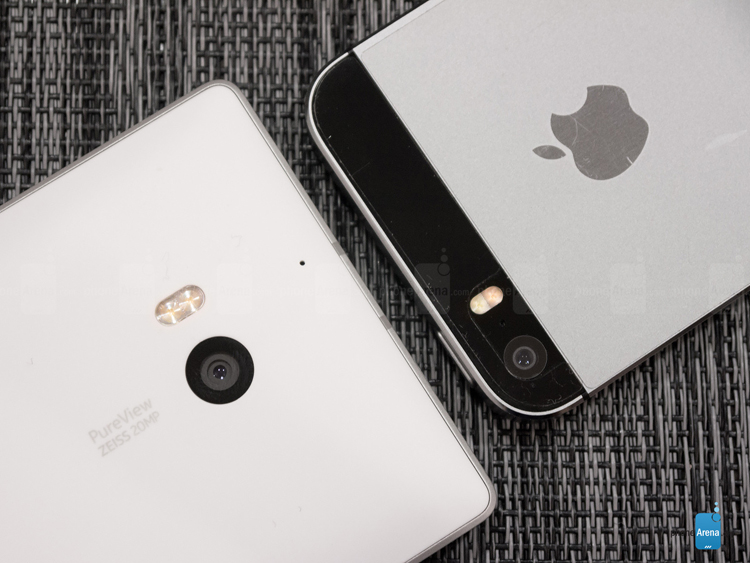 Camera của iPhone 5S đặt ở góc trái mặt sau, trong khi của Lumia Icon nằm ở chính giữa phía trên
