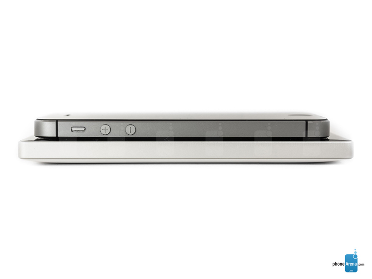 Canh trái của Lumia Icon trống trơn, trong khi iPhone 5S là phím im lặng và hai phím tăng giảm âm lượng
