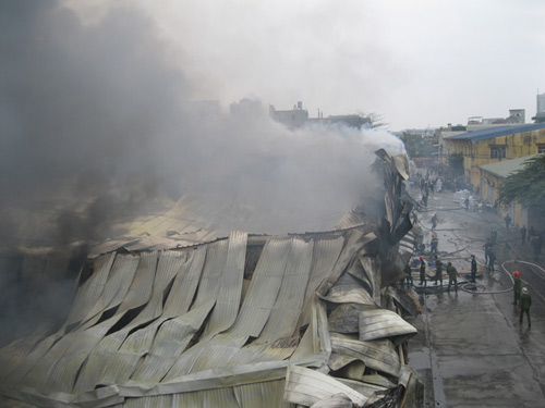 Cháy ở làng lụa Vạn Phúc: Thiệt hại hàng chục tỷ đồng - 8
