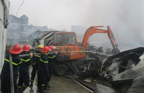 Cháy ở làng lụa Vạn Phúc: Thiệt hại hàng chục tỷ đồng - 13