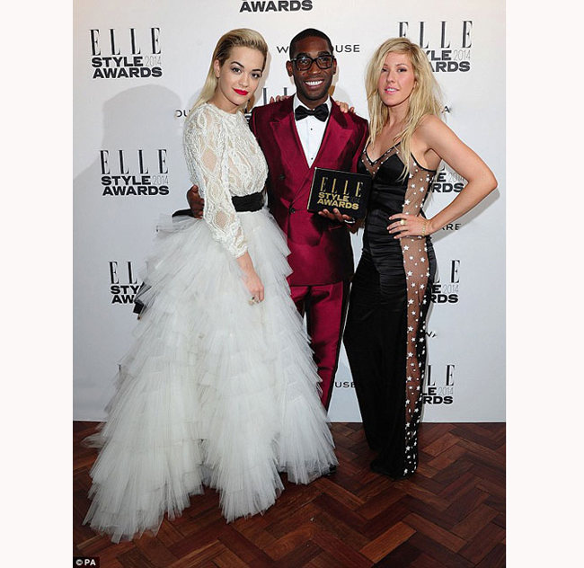 Trong bức hình chụp Rita Ora tại sự kiện trao giải Elle Awards ngày 18/2 hôm qua, trông thoáng qua người hâm mộ nghĩ là Hà Hồ chụp cùng sao Anh Quốc
