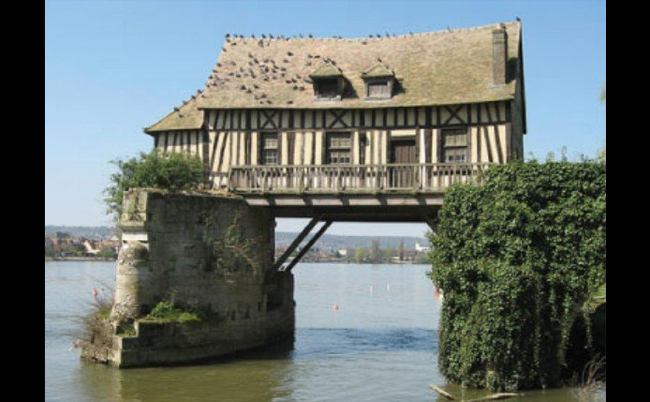 Ngôi nhà cổ được thiết kế ngay giữa bờ sông, được sử dụng thay cho chiếc cầu qua lại.
