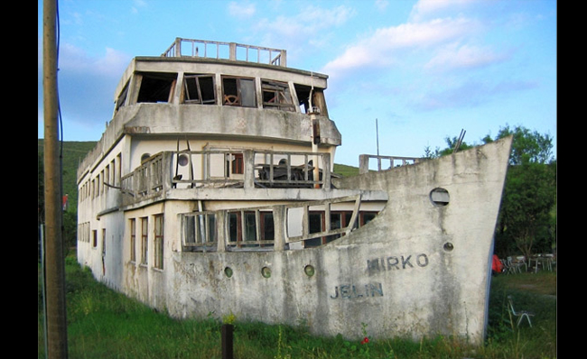 Tòa nhà cũ được thiết kế hệt như một chiếc tàu tại Croatia.
