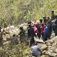 Tin tức trong ngày - Phát hiện xác nữ sinh dưới suối