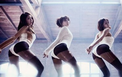 Tuyệt kỹ khoe vòng ba của các ngôi sao - 15