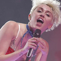 Miley Cyrus không sợ tiếng diễn “sex show”
