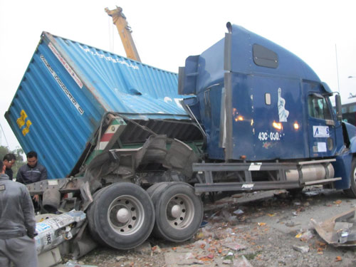 Xe khách tông container, phụ xe khách tử vong - 3