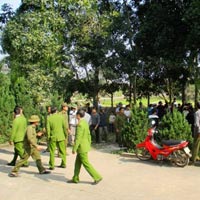 Tin tức trong ngày - Công an điều xe đặc chủng "giải cứu" 2 cẩu tặc