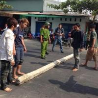 Pháp luật - Dùng cột điện chắn ngang đường để "xin đểu"