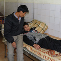 Tin tức trong ngày - Tạm đình chỉ thầy giáo tát HS thủng màng nhĩ