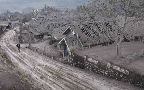 Ảnh ấn tượng: Người biểu tình bị bắt lửa - 8