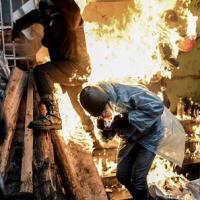 Tin tức trong ngày - Ảnh ấn tượng: Người biểu tình bị bắt lửa