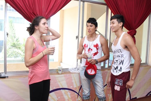 Ngọc Tình nhiệt tình cổ vũ Hữu Long thi nhảy - 5