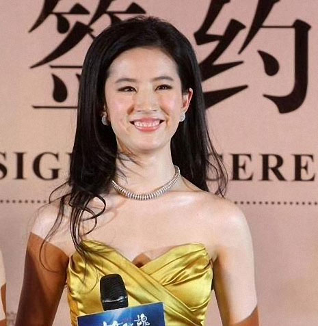 Ngã ngửa với nụ cười méo mó của sao Á Âu - 4