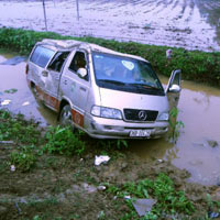 Tin tức trong ngày - Xe đi đám cưới tông xe tải, 2 người tử vong