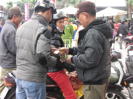 HN xử lý “chặt chém” phí gửi xe tại Phủ Tây Hồ - 1