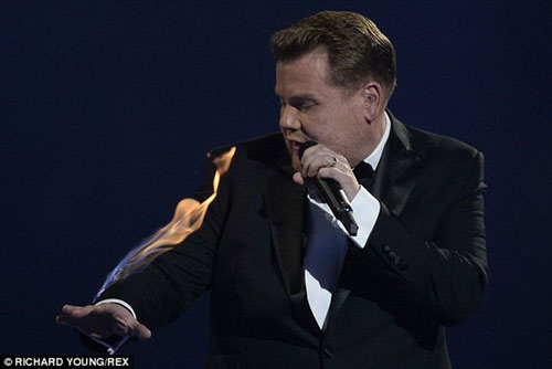 Showbiz tuần qua: Sốc vì 4 nụ hôn đồng giới - 4