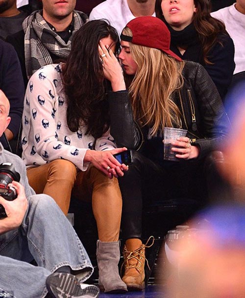 Showbiz tuần qua: Sốc vì 4 nụ hôn đồng giới - 6