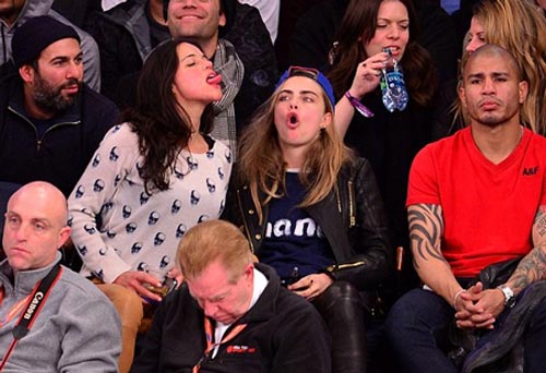 Showbiz tuần qua: Sốc vì 4 nụ hôn đồng giới - 7