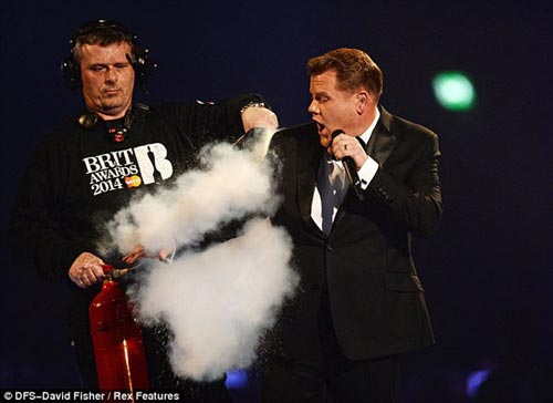 Showbiz tuần qua: Sốc vì 4 nụ hôn đồng giới - 5