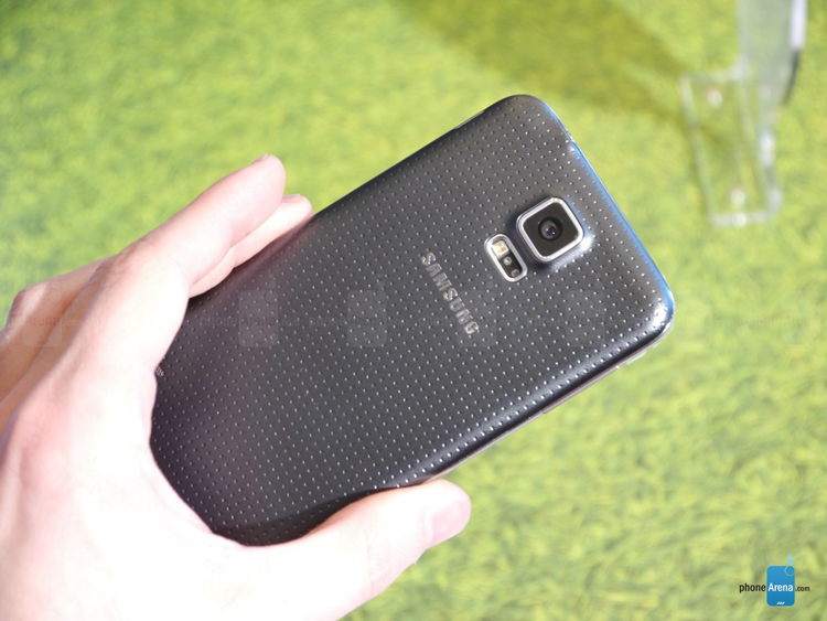 Samsung Galaxy S5 có camera 16MP độ phân giải 5312 x 2988 pixel, tự động lấy nét, đèn flash LED kép, có khả năng quay video 4K.
