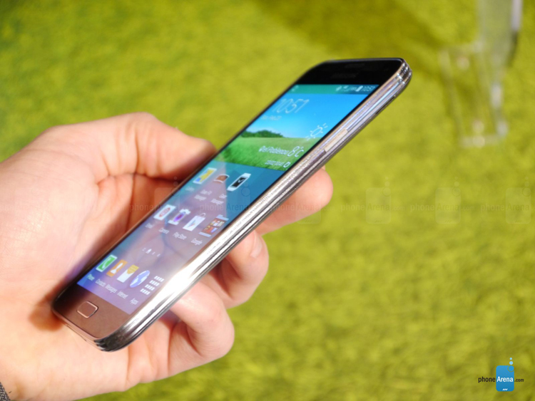 Samsung Galaxy S5 được trang bị màn hình Super AMOLED kích thước 5.1 inch độ phân giải Full HD 1.920 x 1.080 pixel,
