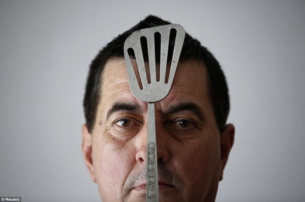 Xuất hiện thêm "người nam châm" kỳ lạ - 2