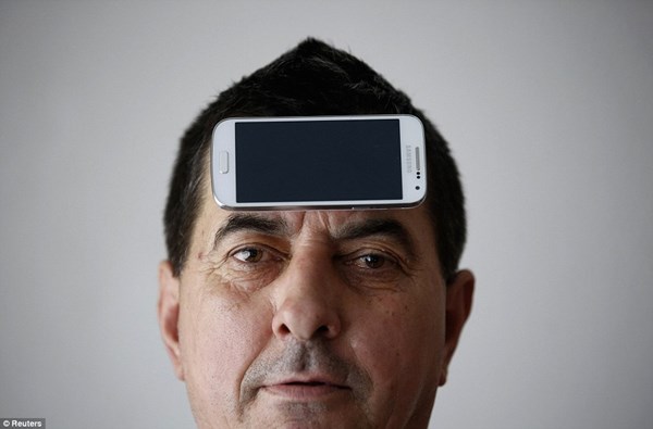 Xuất hiện thêm "người nam châm" kỳ lạ - 3