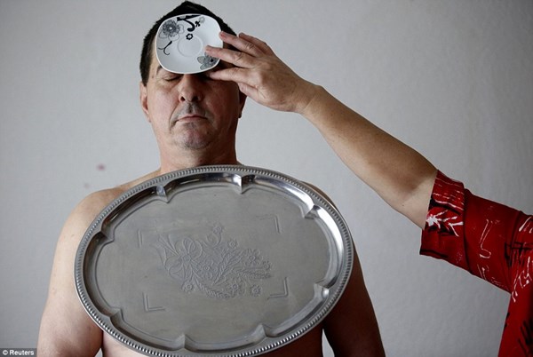 Xuất hiện thêm "người nam châm" kỳ lạ - 4