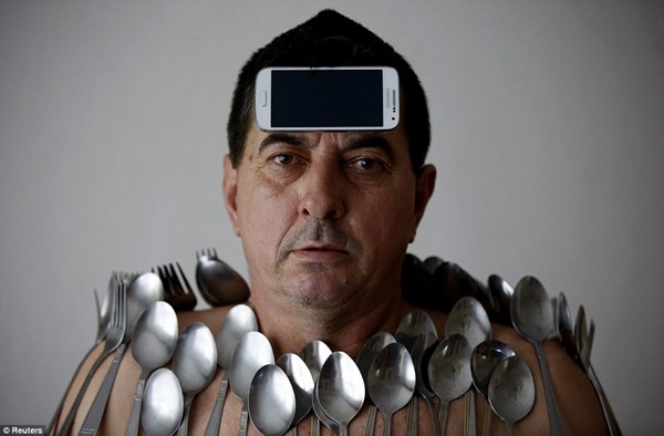 Xuất hiện thêm "người nam châm" kỳ lạ - 8