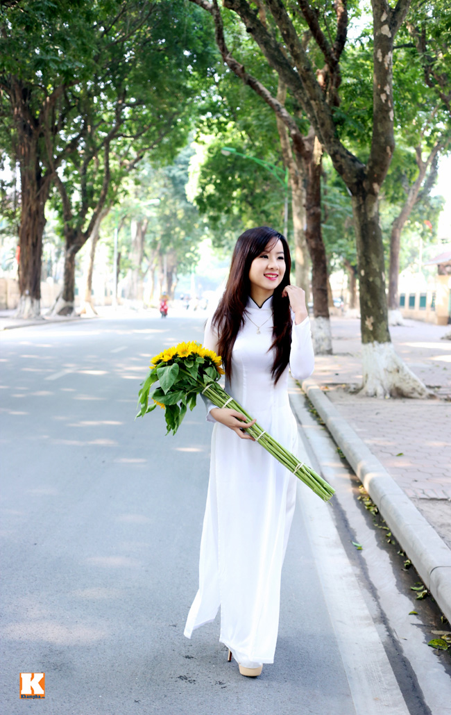 Hoa khôi Nữ sinh Việt Nam 2013 Lương Thị Thu Hà diện áo dài nền nã, khoe dáng ngọc ngà trên phố Hà Nội
