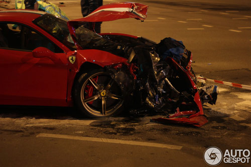 Ferrari 458 Speciale gặp nạn, đầu nát bét - 1