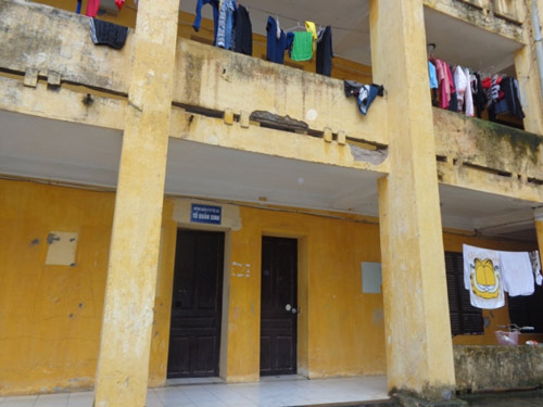 Sập mảng vữa rộng cả mét trong KTX sinh viên - 1