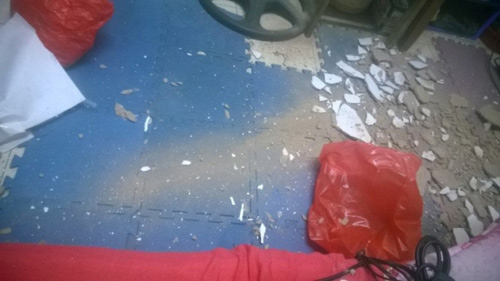 Sập mảng vữa rộng cả mét trong KTX sinh viên - 2