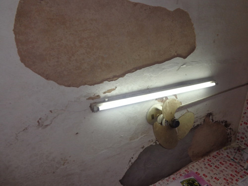 Sập mảng vữa rộng cả mét trong KTX sinh viên - 3