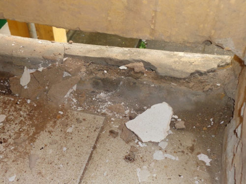 Sập mảng vữa rộng cả mét trong KTX sinh viên - 4