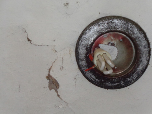 Sập mảng vữa rộng cả mét trong KTX sinh viên - 5