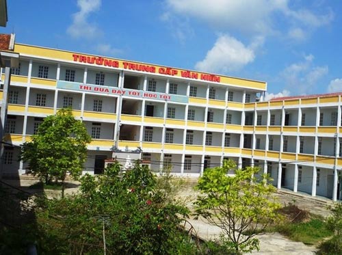 Vắng hiệu trưởng, hơn 400 SV bị treo bằng - 1