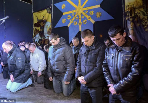 Ukraine: Cảnh sát cúi đầu cầu xin dân tha thứ - 1