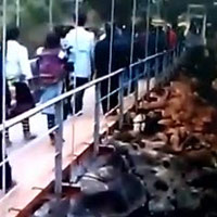 Tin tức trong ngày - Xuất hiện thêm clip vụ lật cầu treo thảm khốc