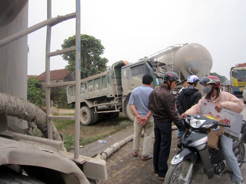 Nghệ An: Xe tải đâm nhau, một nhà dân bị sập - 1