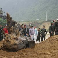 Tin tức trong ngày - Gỗ sưa tiền tỷ: Ông trùm xuất hiện, tình thế thay đổi