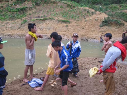 Dân xới tung lòng suối để mót gỗ sưa tiền tỷ - 2