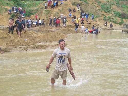 Dân xới tung lòng suối để mót gỗ sưa tiền tỷ - 5