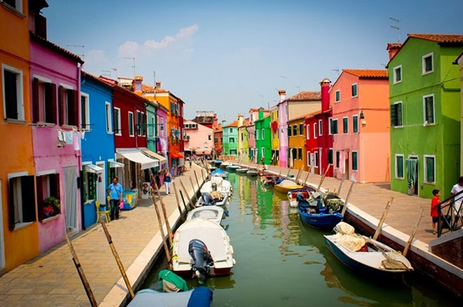 Burano là một hòn đảo ở đầm phá phía bắc Venetian, chỉ mất 40 phút đi thuyền từ thành phố Venice là có thể thong dong dạo bước trên đảo.
