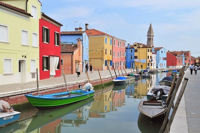 Burano là một ngôi làng đánh cá cũ và những truyền thống đánh bắt của đảo Burano được truy trở lại thời La Mã. Hòn đảo không chỉ có những ngôi nhà rực rỡ sắc màu mà còn nổi tiếng với nghệ thuật làm vải đăng-ten (vải ren) với màu sắc tươi sáng.
